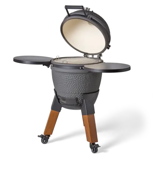 Zijaanzicht Moddern Grey Special kamado met geopend deksel en zicht op het keramische binnenwerk