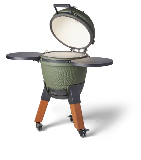 Zijaanzicht Moddern Green Special kamado met geopend deksel en zicht op het keramische binnenwerk