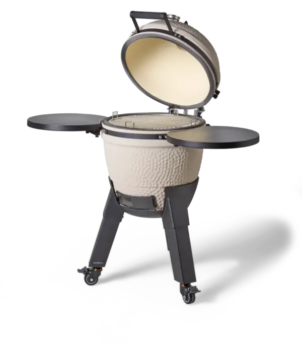 Zijaanzicht Moddern Sandy Stone Complete kamado met geopend deksel en zicht op het keramische binnenwerk
