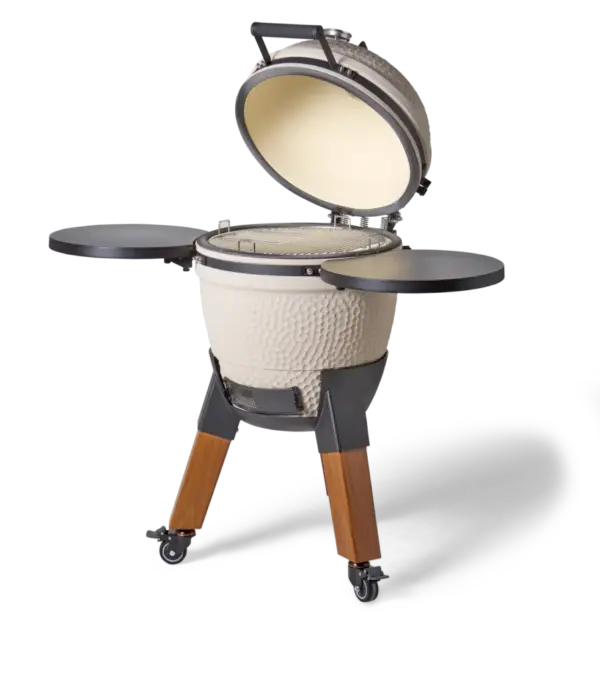 Zijaanzicht Moddern Sandy Stone Special kamado met geopend deksel en zicht op het keramische binnenwerk